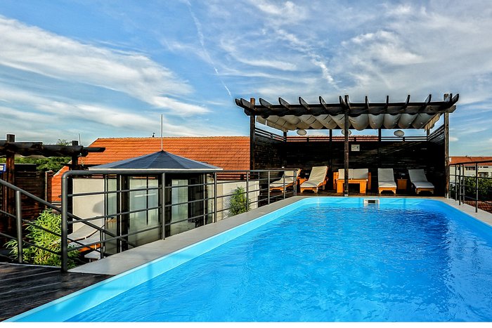 Swimming pools at Mouratoglou Hotel & Resort: Dive into the coolness and relax by the water!