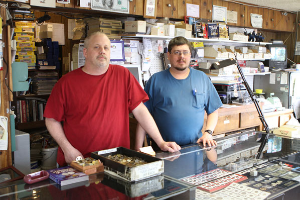 A rare coin shop's security system slams door on armed robbers - 1001fish.ru