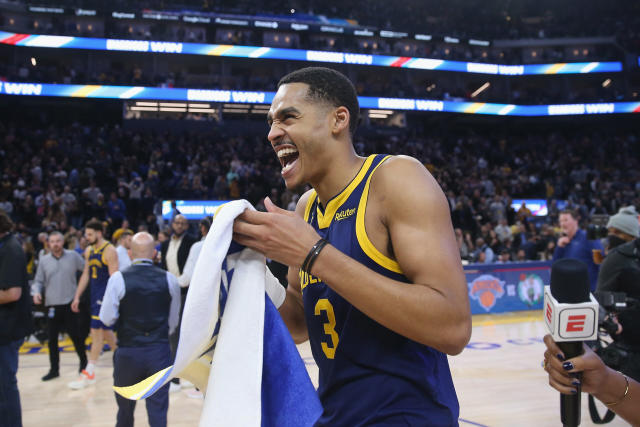 Jordan Poole rocks the rim - Yahoo Sports