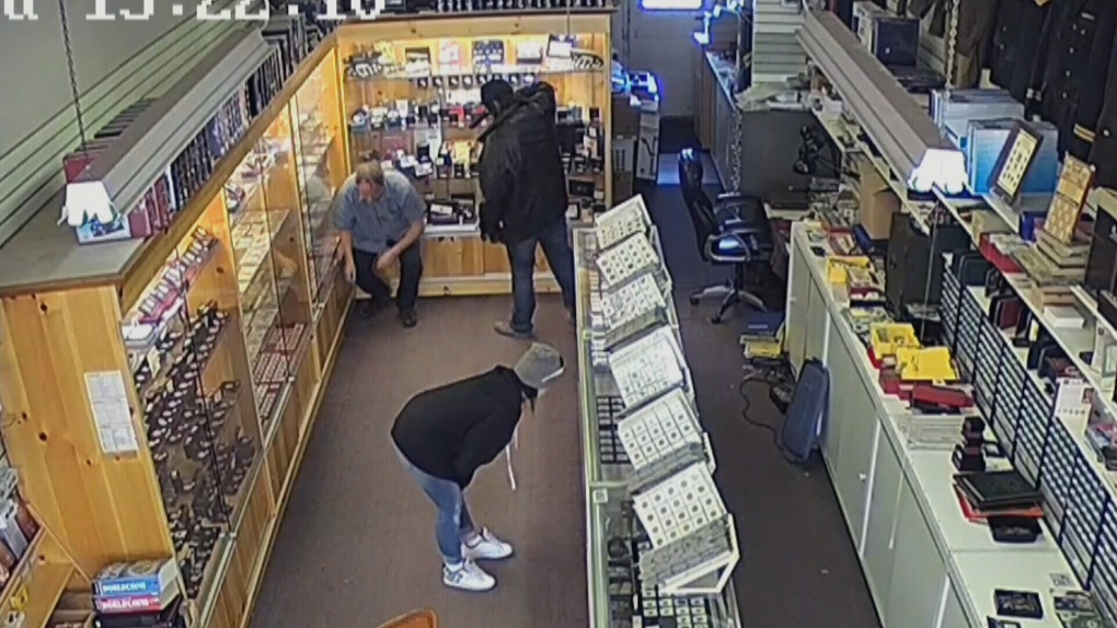 Guard fired shots at Fox Valley Coin & Diamonds robbery suspect