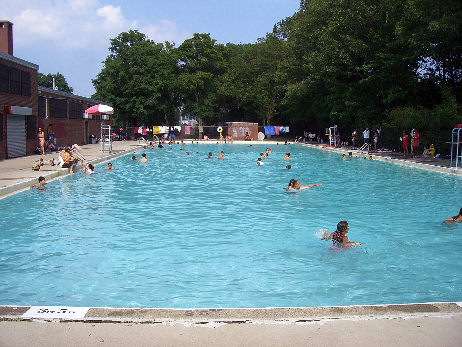 Clarence W. Dealtry Memorial Swimming and Wading Pool | 1001fish.ru