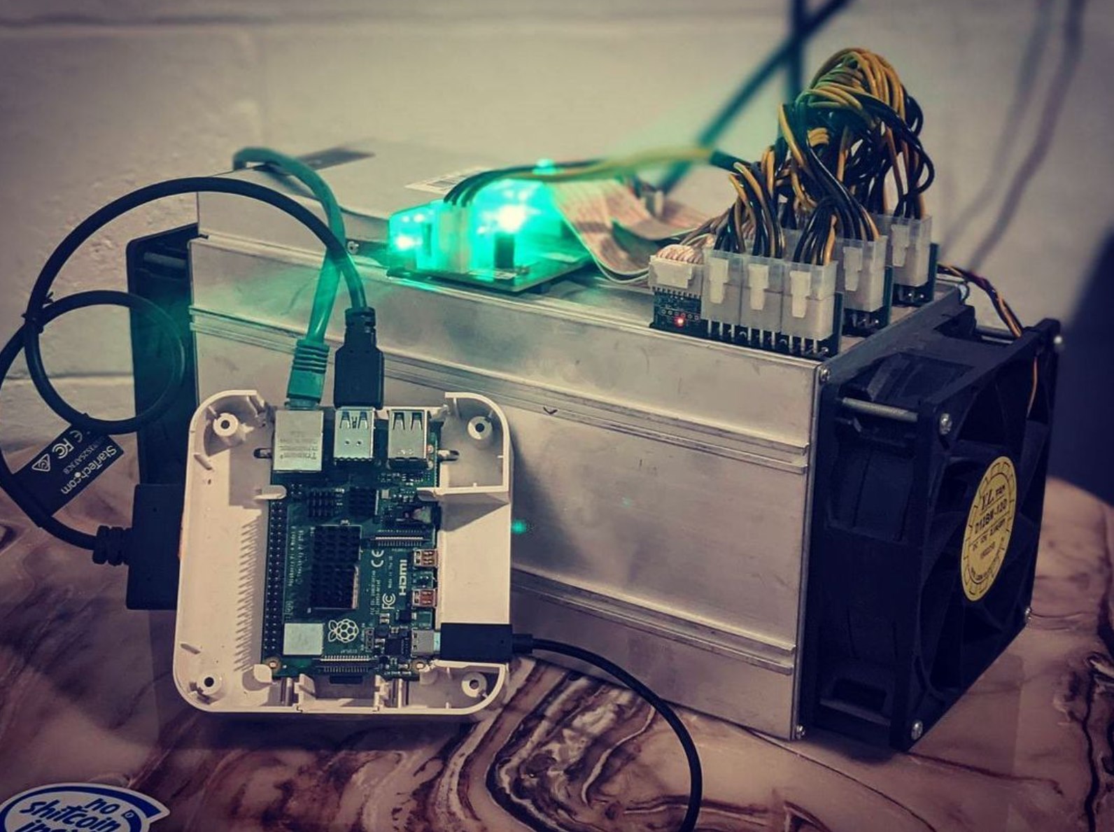 The difference between a Bitcoin node and a miner